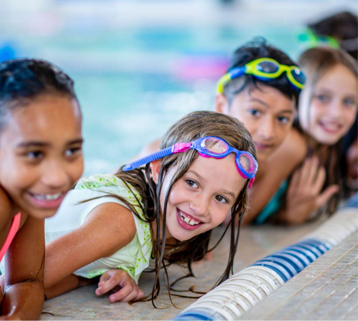 Niños en fila en un borde de una piscina